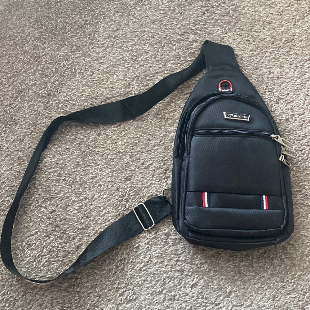 Single strap bag, 3 pockets, never used